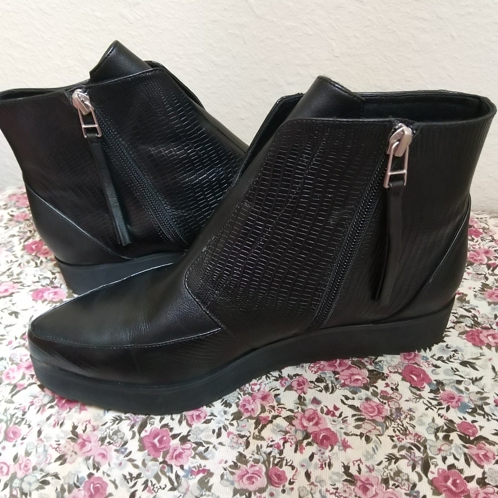 Like New! ASKA Sz 39(9) Black Leather Ankle Boots